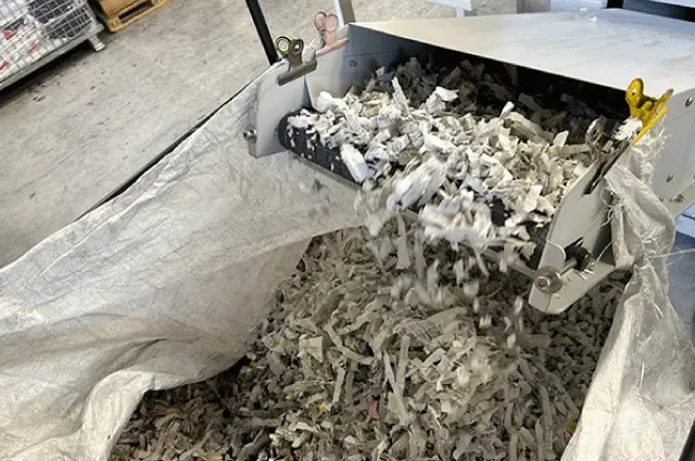 工場内で機密文書の破砕廃棄処理を行っている様子