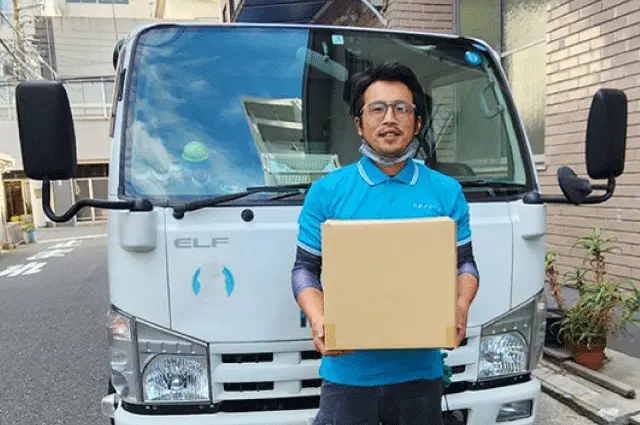 スタッフがトラックで機密文書の回収を行っている様子