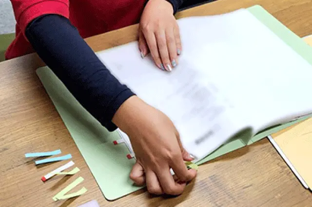 機密書類の仕分けをしている様子