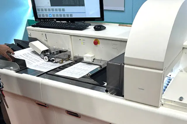 機密文書の電子化作業の様子